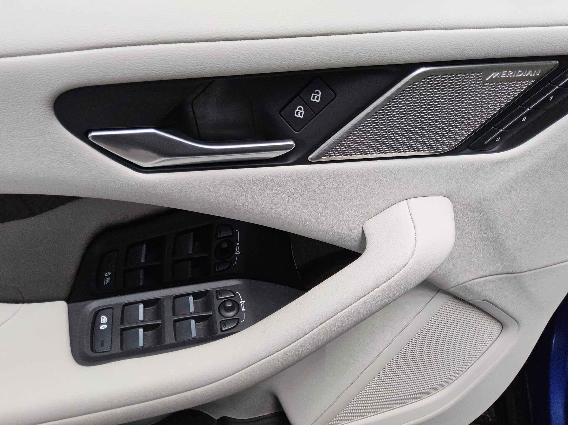 Jaguar I-Pace EV400 AWD Leder Navi LED Pano Meridian HuD 10