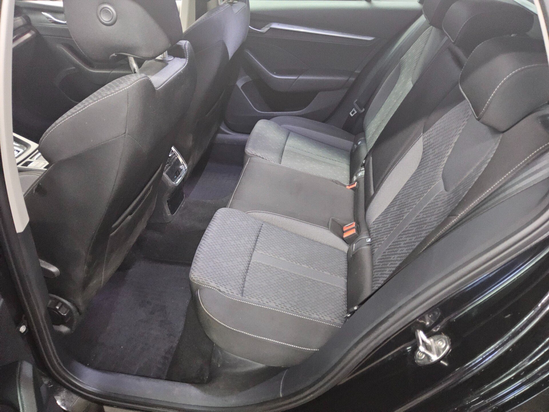 Skoda Octavia Kombi 2.0 TDI Style AHK Navi LED vc ACC 13