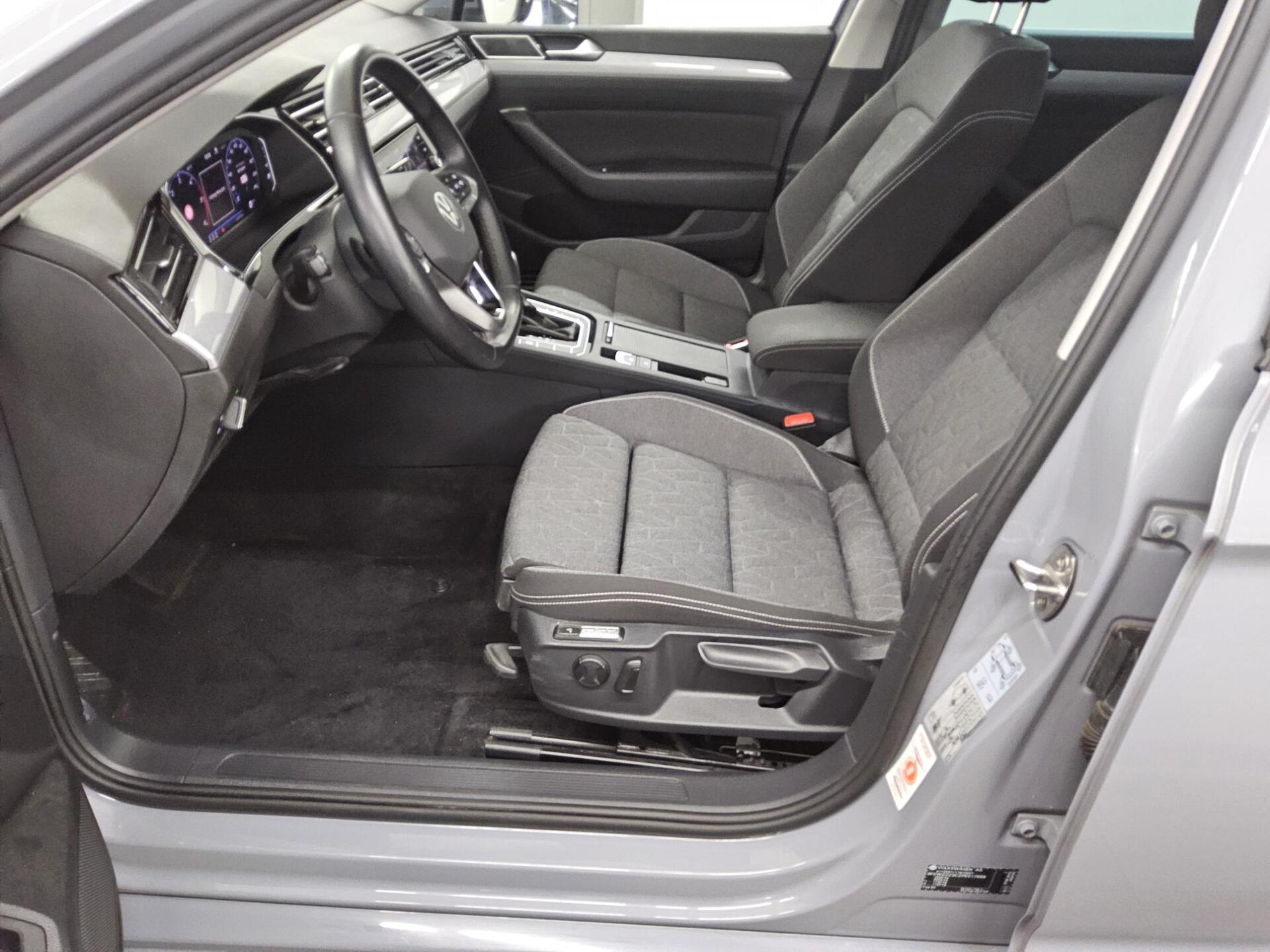 Volkswagen Passat Var. 2.0 TDI Business Navi LED AID RfK 9