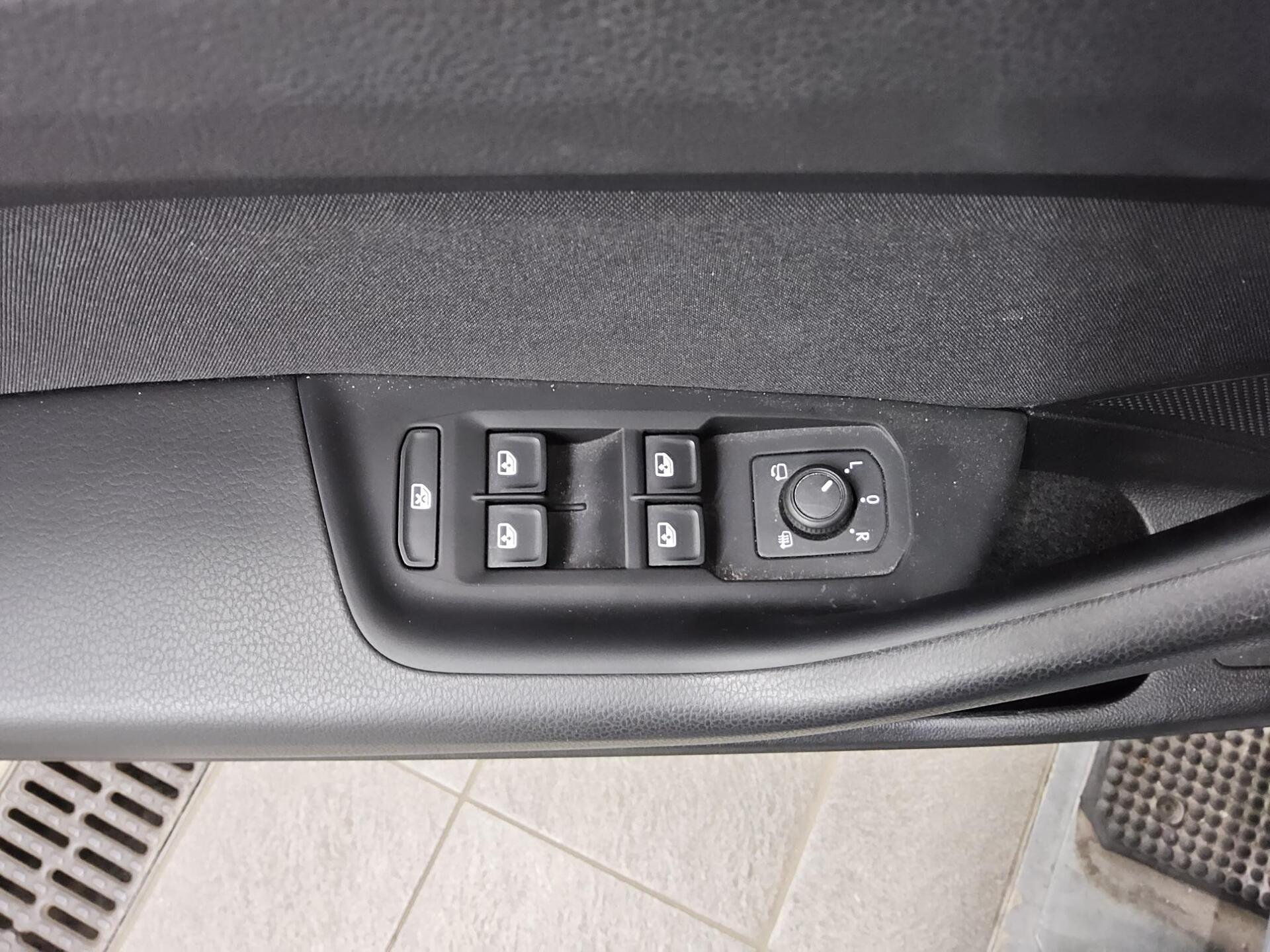 Volkswagen Passat Var. 2.0 TDI Business Navi LED AID RfK 10