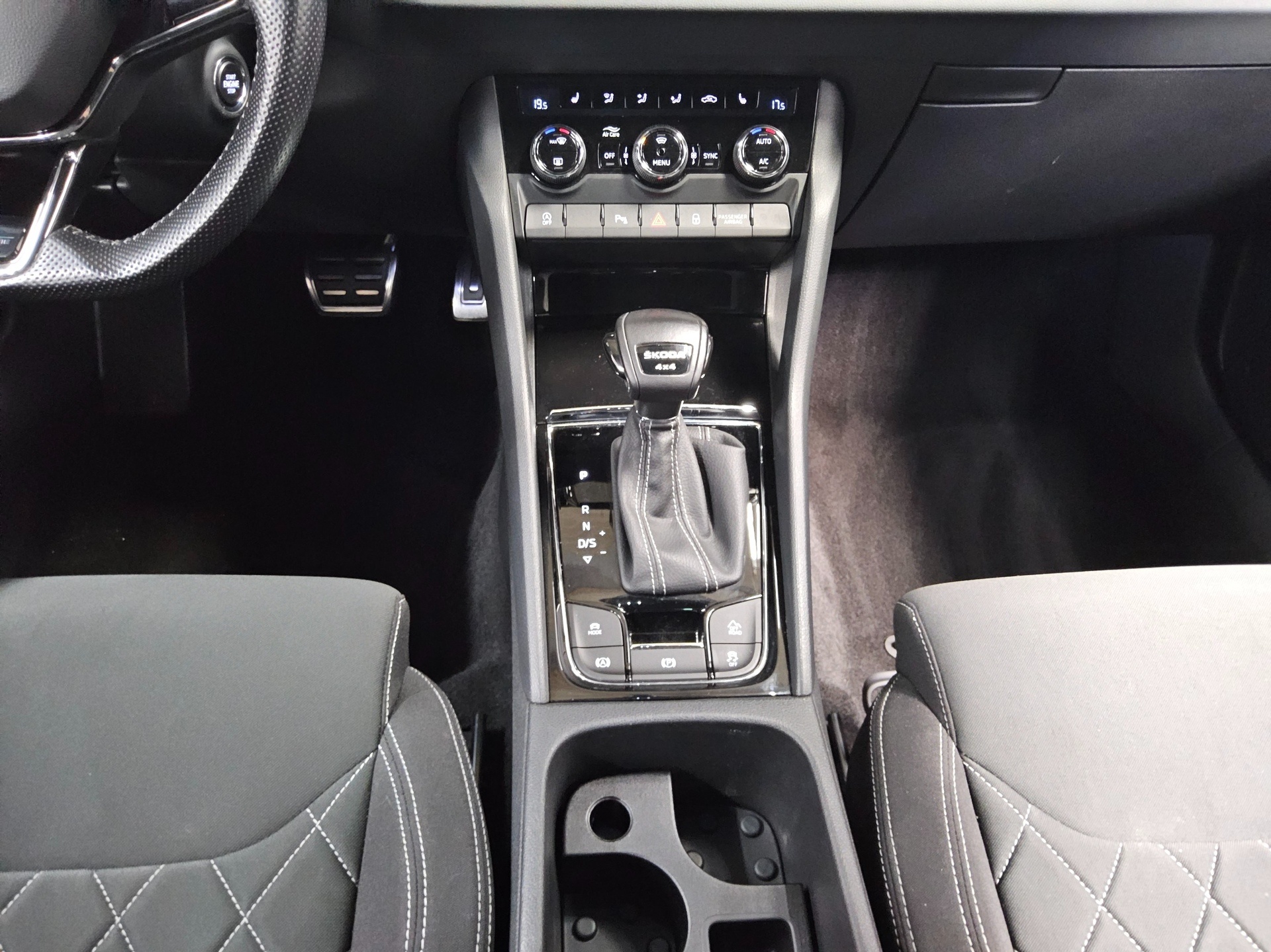 Skoda Karoq 2.0 TDI 4x4 SportLine Navi LED Virtual AHK DCC 6