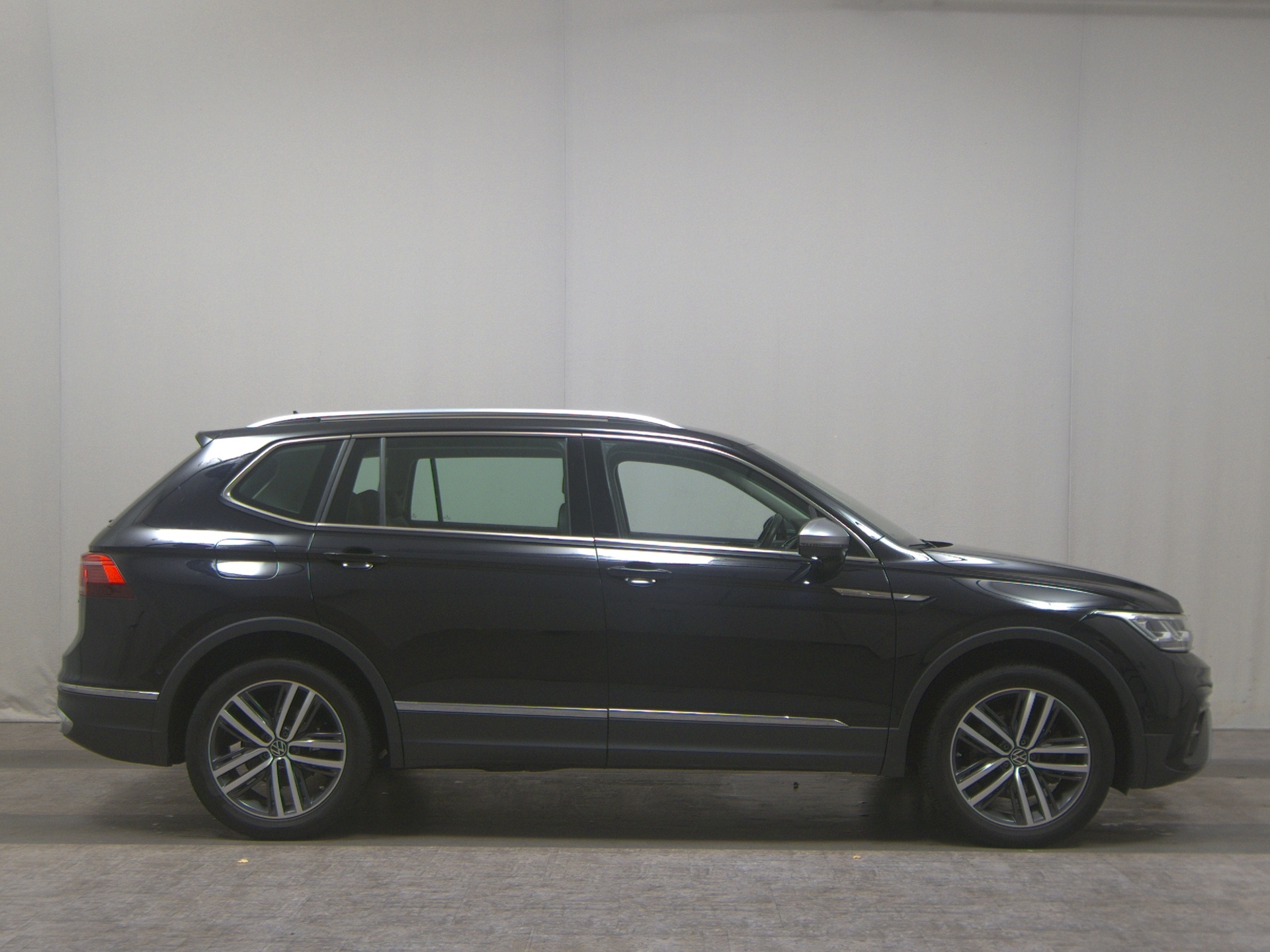 Volkswagen Tiguan Allspace 2.0 TSI Leder Navi DC Matrix