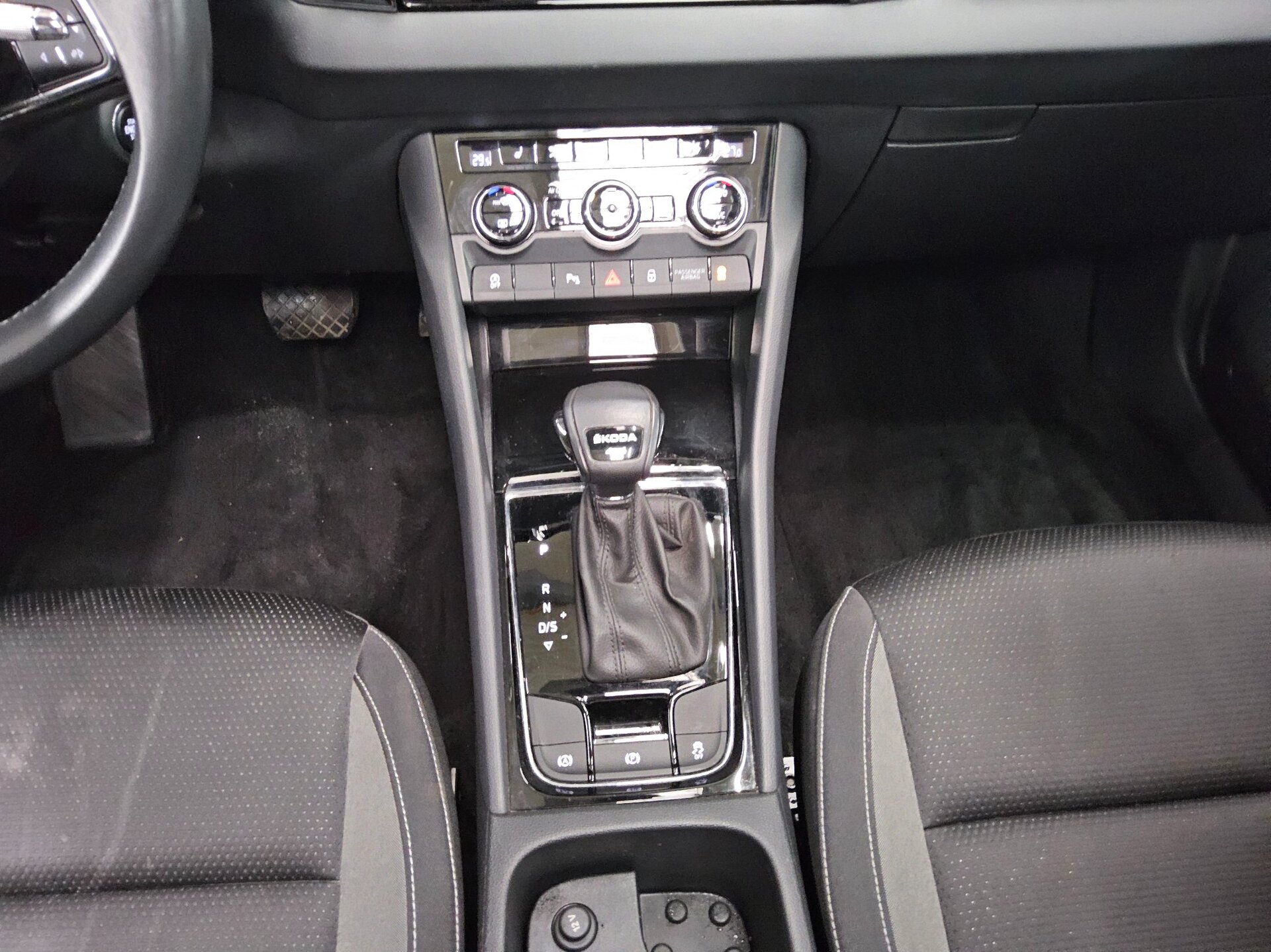 Skoda Karoq 2.0 TDI 4x4 Tour Navi LED Pano AHK 6