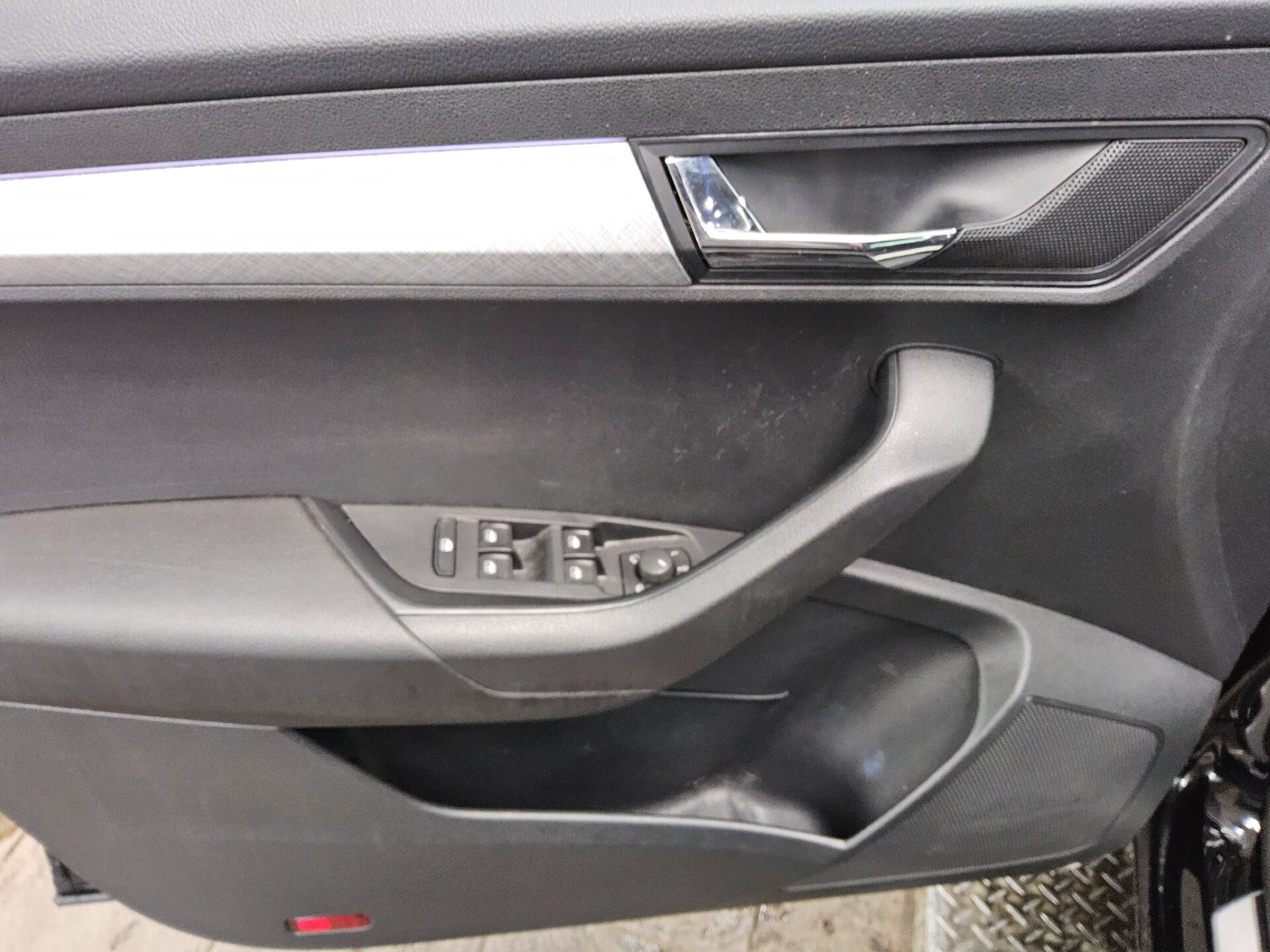Skoda Karoq 2.0 TDI 4x4 Tour Navi LED Pano AHK 10