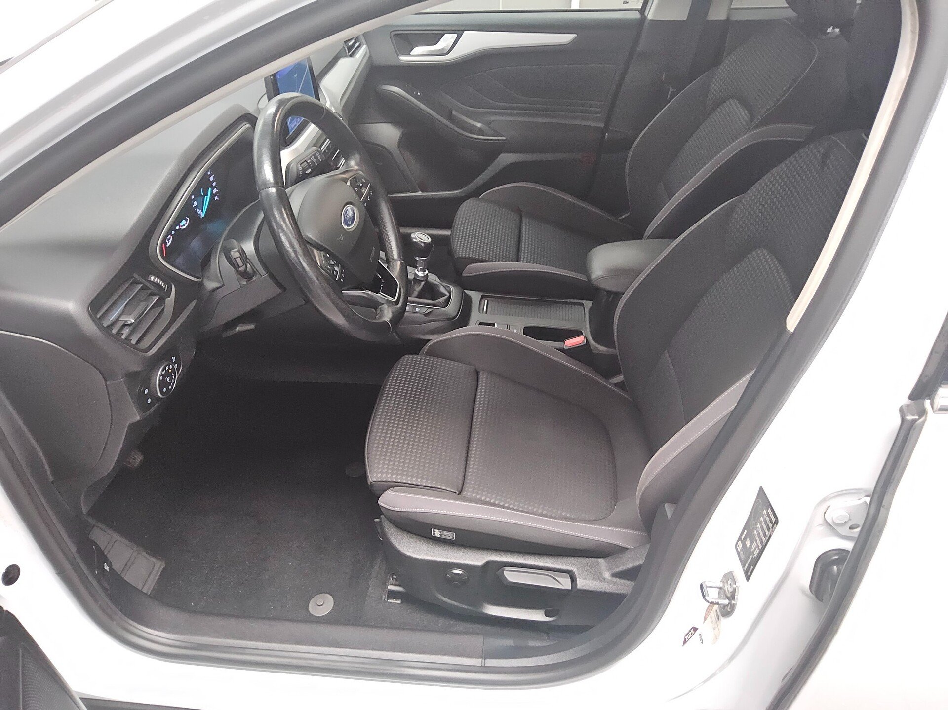 Ford Focus Turnier 1.5 EB Cool&Connect Navi LED AHK 8