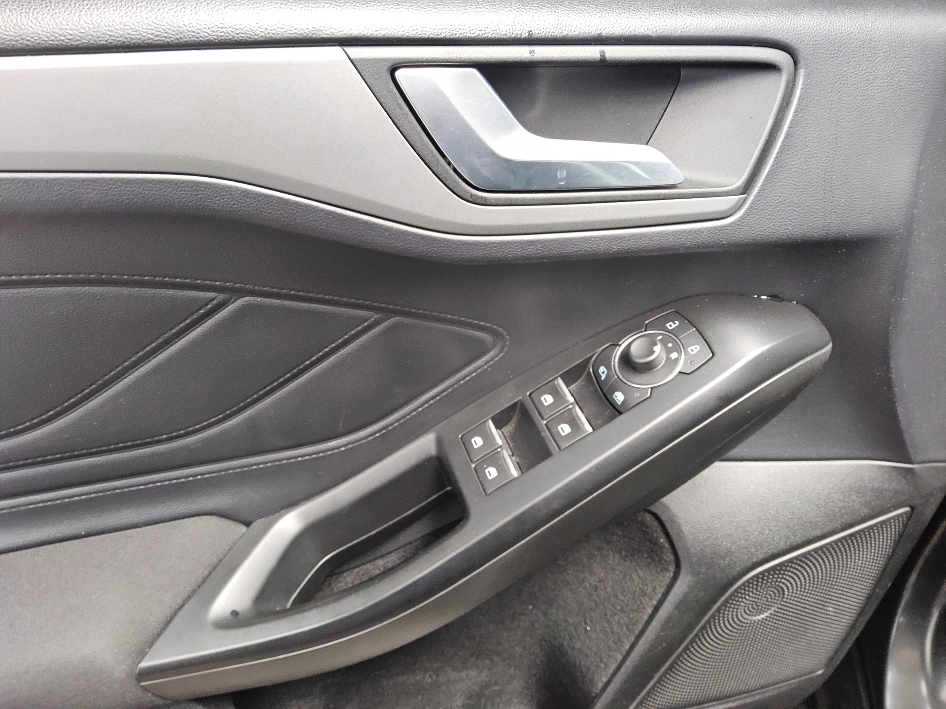 Ford Focus Turnier 1.5 EB Titanium Navi LED Shz PDC 9