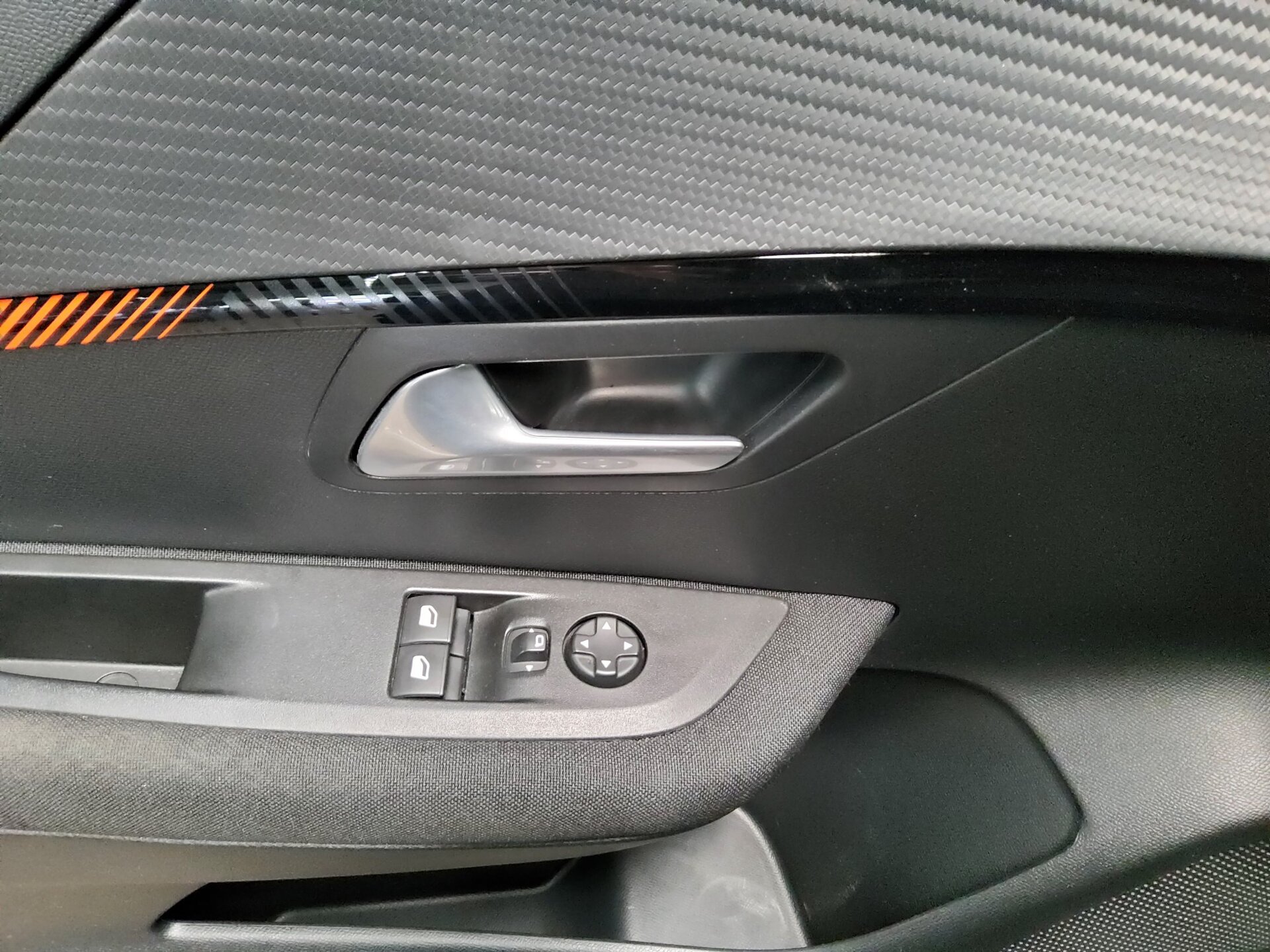Peugeot 208 1.2 PureTech Active Tempomat PDC Shz LED 9