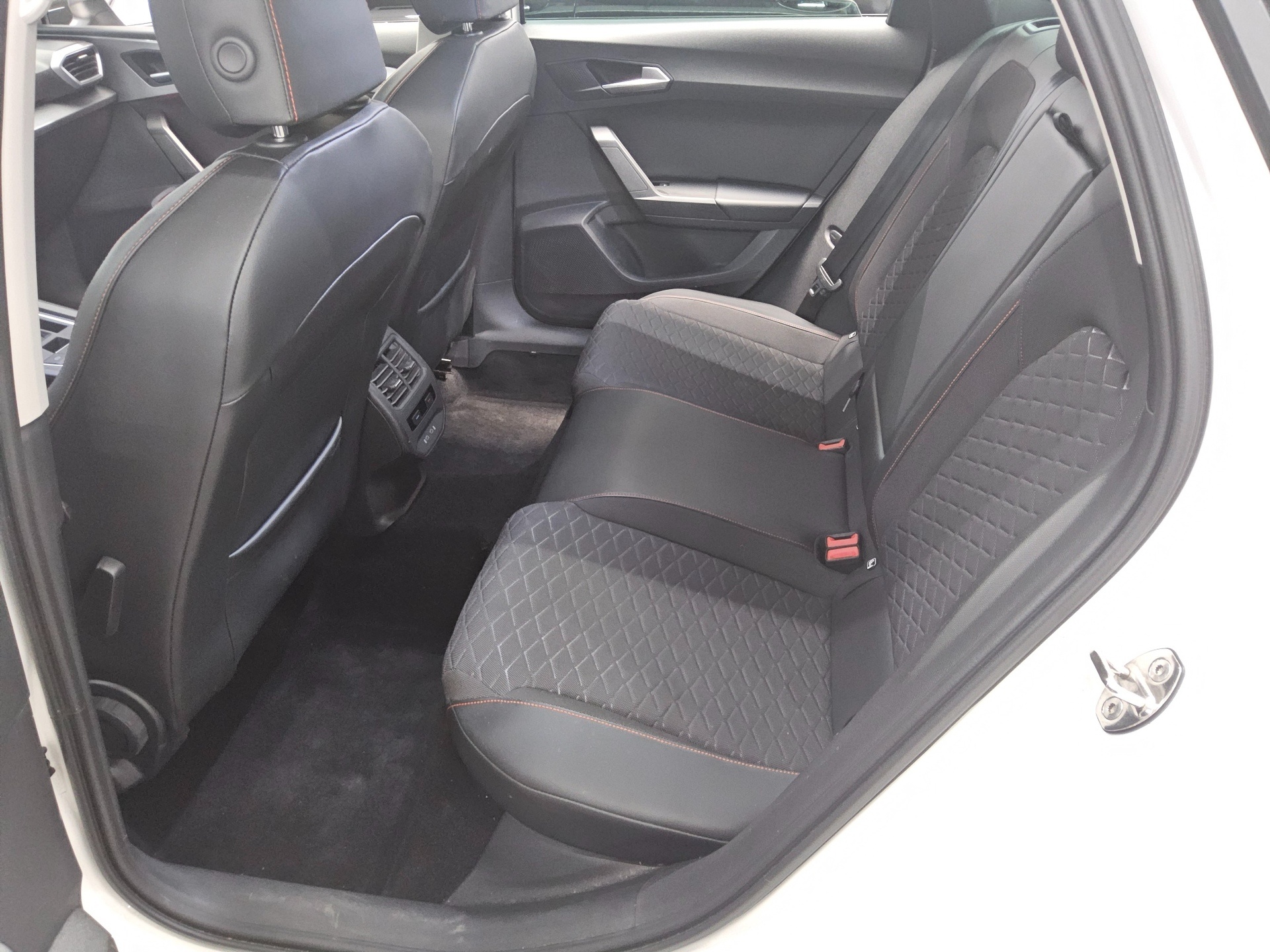 Seat Leon Sportstourer 2.0 TDI FR-Line Navi LED RfK 12