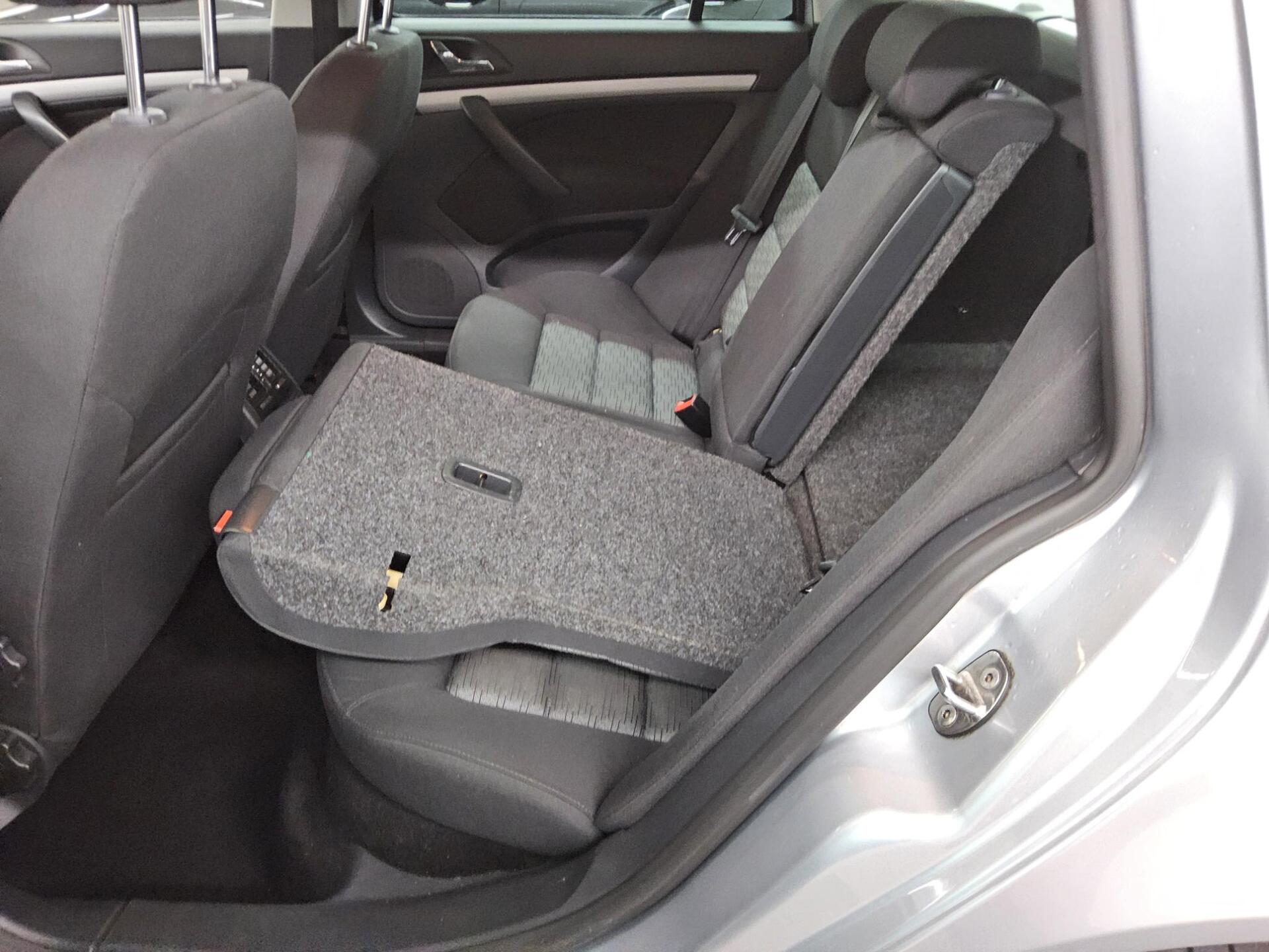 Skoda Octavia Kombi 2.0 TDI Ambition AHK SHZ 12