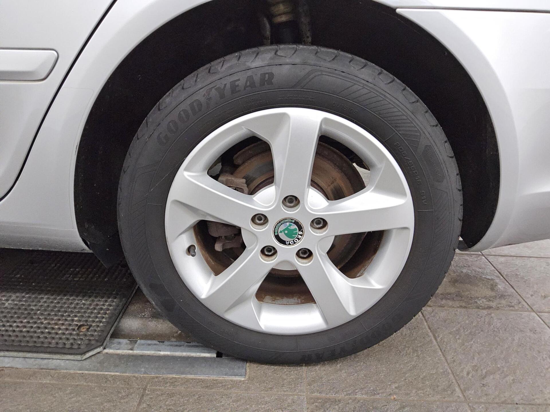 Skoda Octavia Kombi 2.0 TDI Ambition AHK SHZ 10