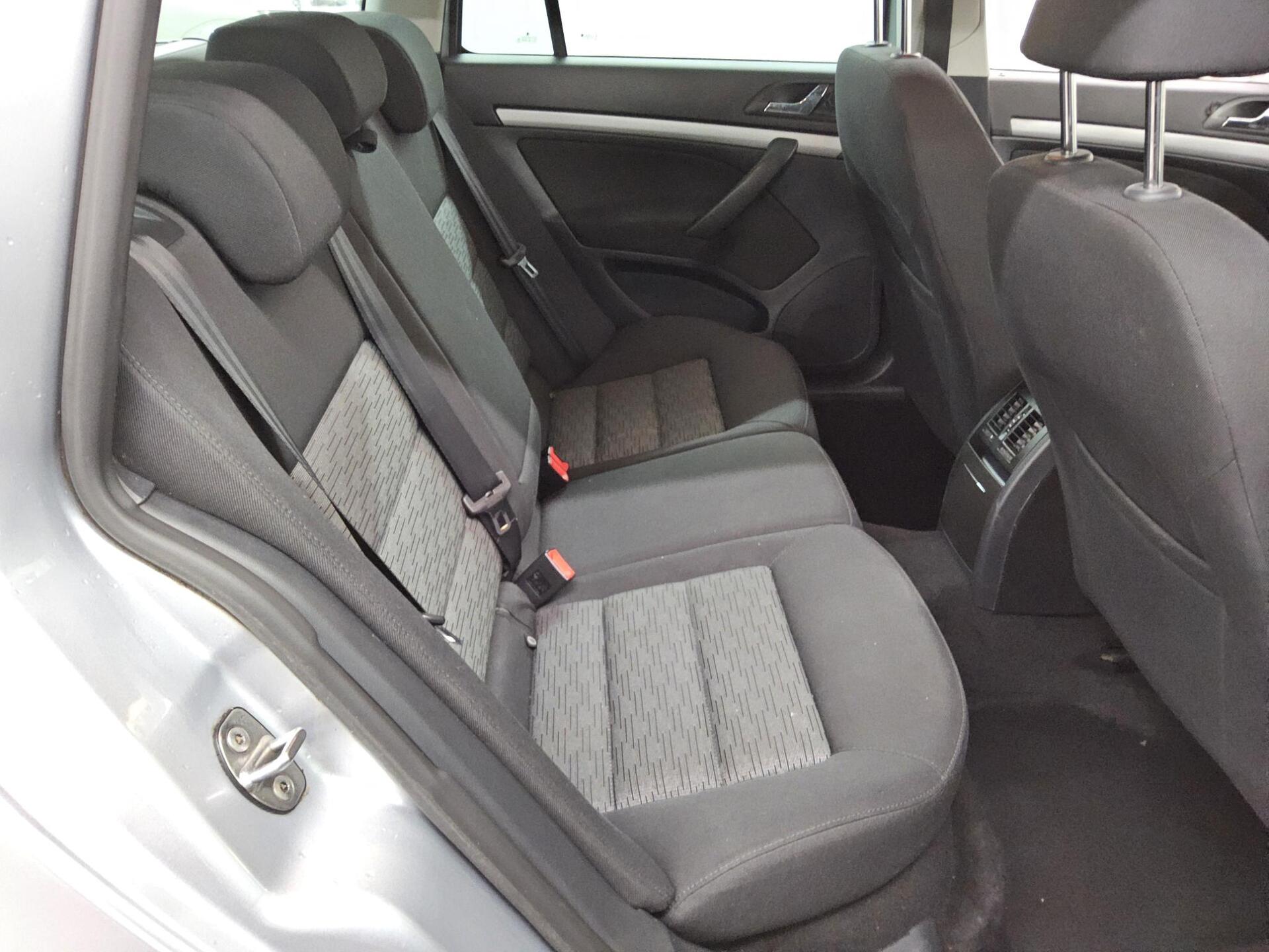 Skoda Octavia Kombi 2.0 TDI Ambition AHK SHZ 13