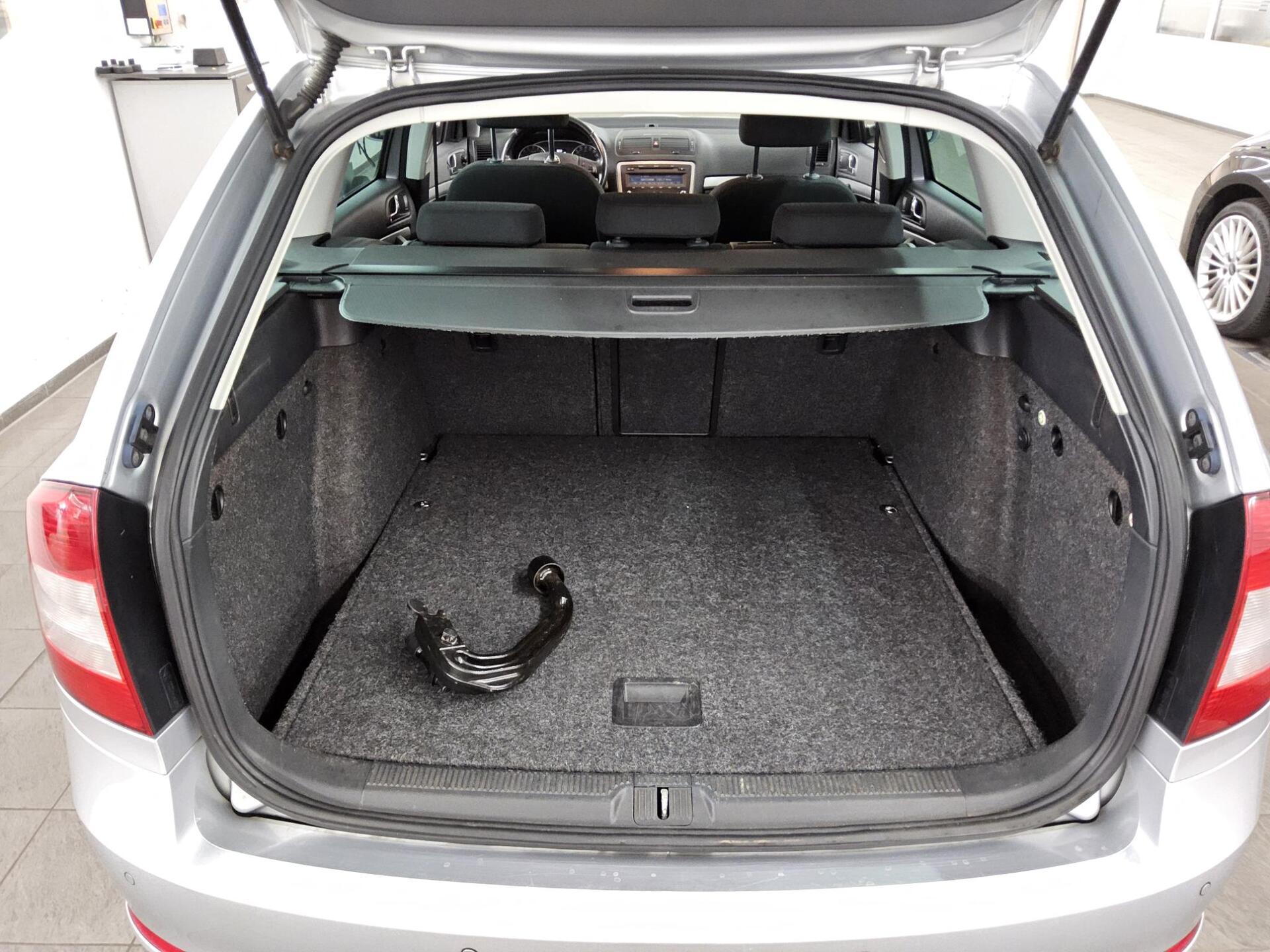 Skoda Octavia Kombi 2.0 TDI Ambition AHK SHZ 11