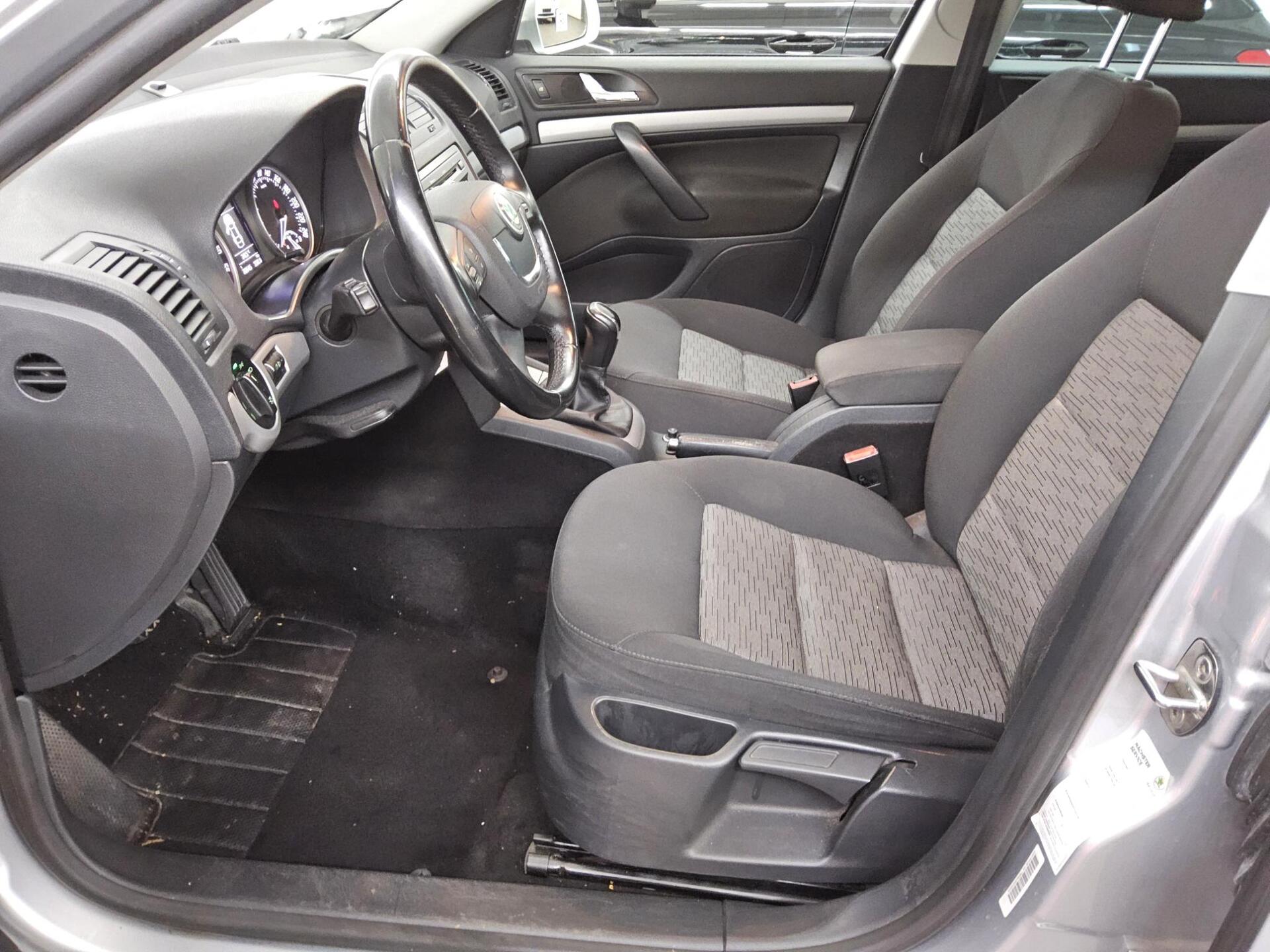 Skoda Octavia Kombi 2.0 TDI Ambition AHK SHZ 8