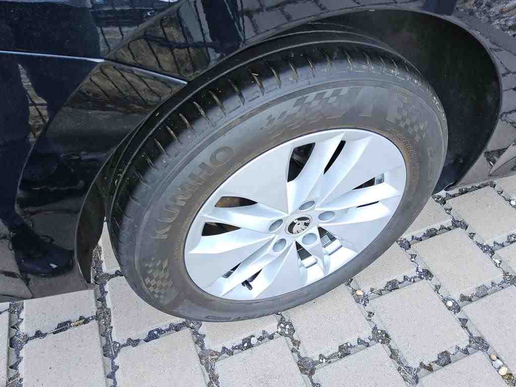 Skoda Octavia Kombi 2.0 TDI Navi vc LED PDC 12