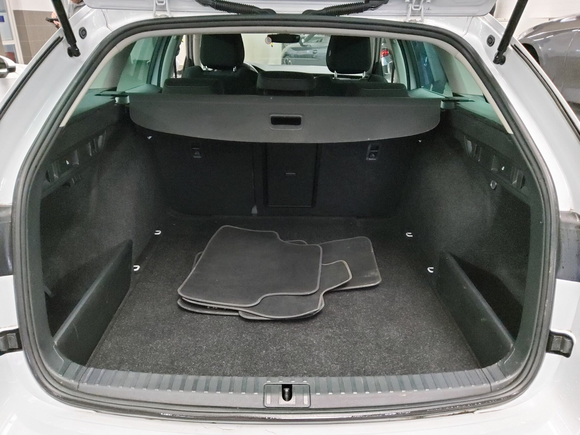 Skoda Octavia Kombi 2.0 TDI Ambition Navi LED Shz RFK 12