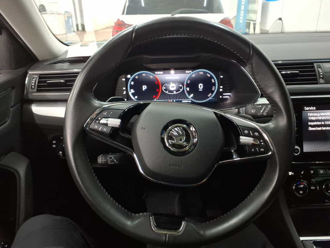 Skoda Superb Kombi 2.0 TDI Ambition NAVI LED PANO SHZ AHK 8