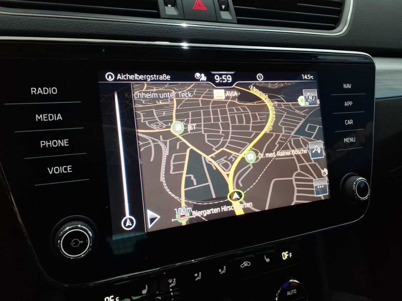 Skoda Superb Kombi 2.0 TDI Ambition NAVI LED PANO SHZ AHK 10