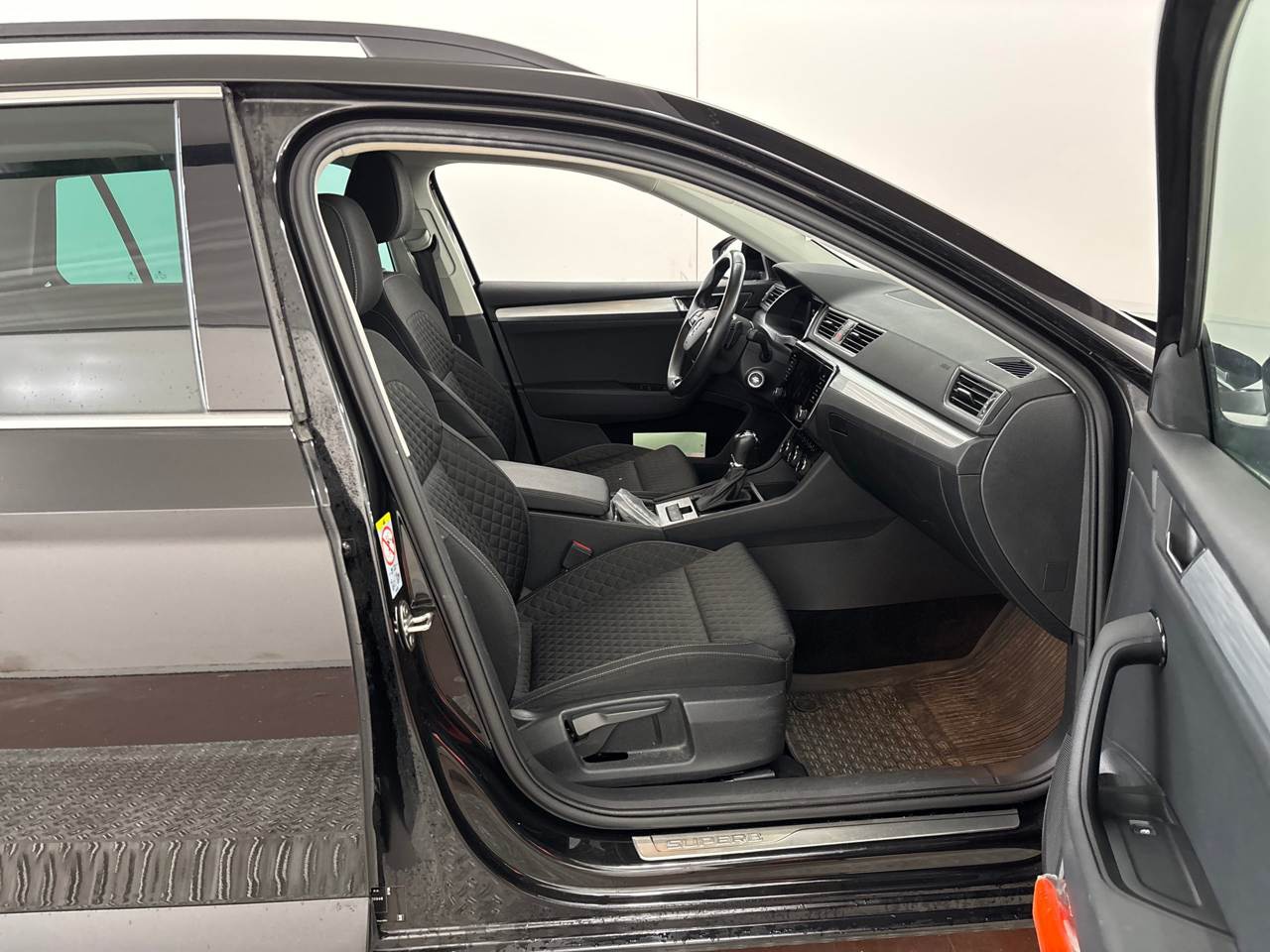 Skoda Superb Kombi 2.0 TDI Ambition NAVI LED PANO SHZ AHK 6
