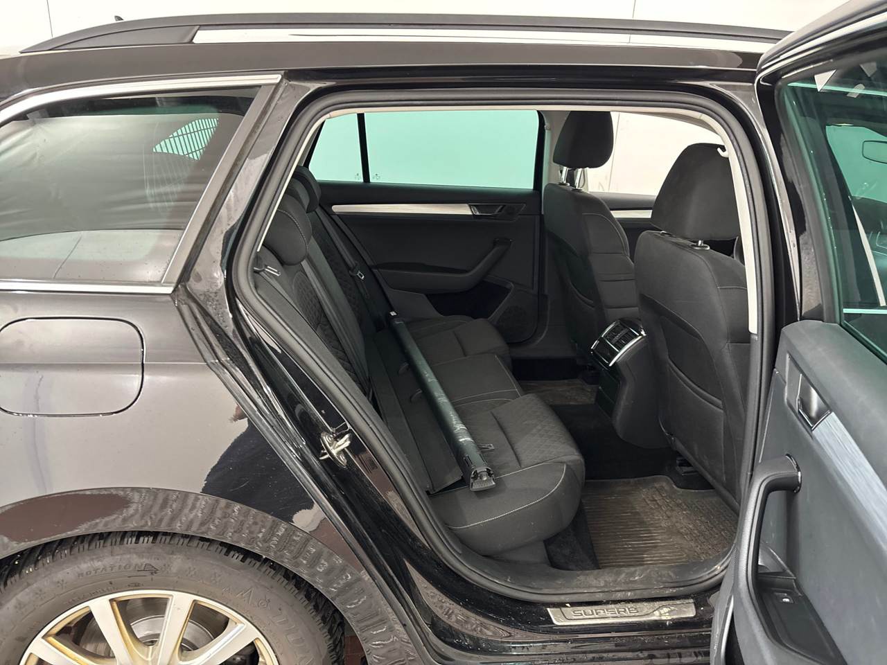 Skoda Superb Kombi 2.0 TDI Ambition NAVI LED PANO SHZ AHK 7