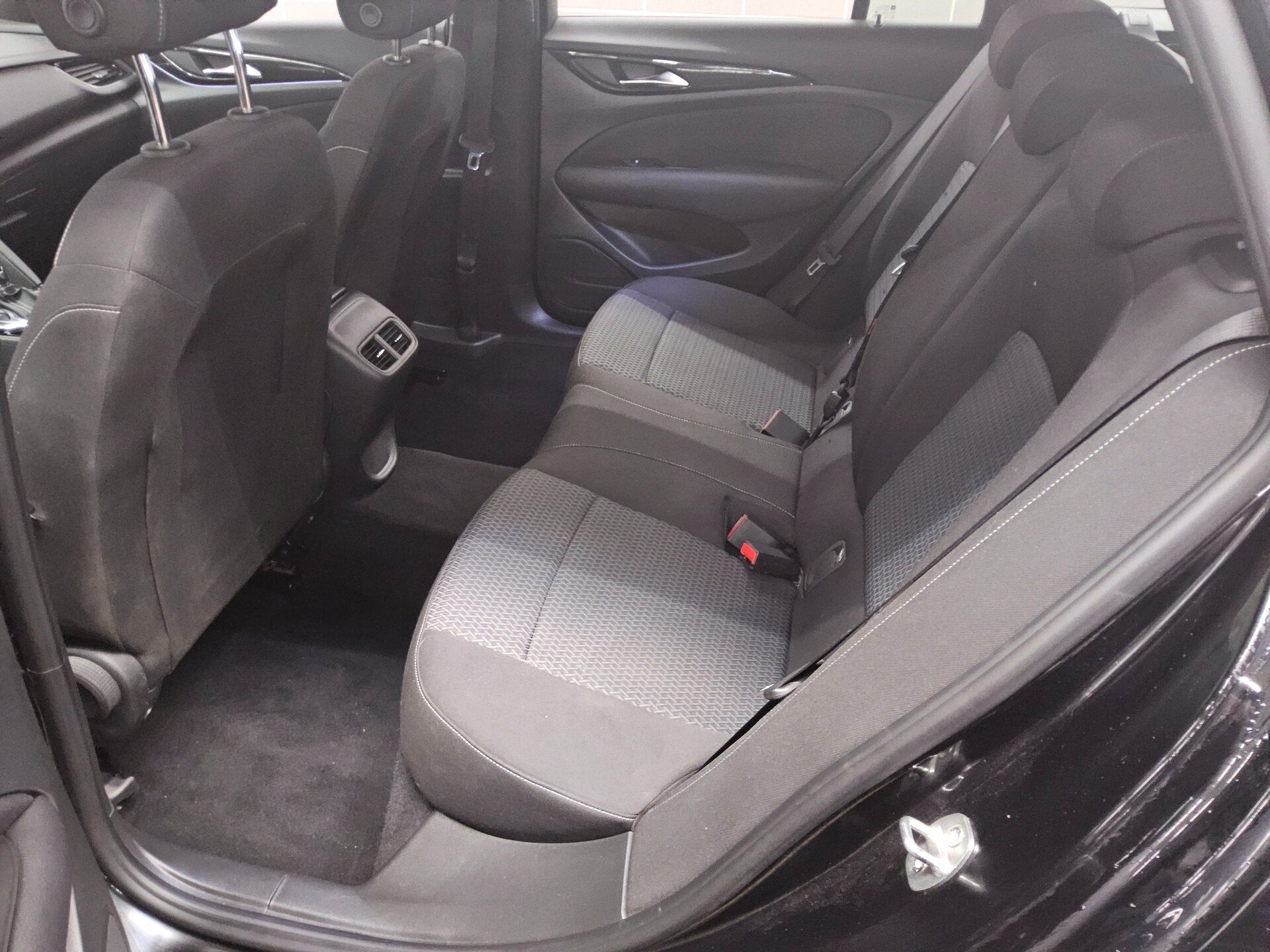 Opel Insignia ST 1.5 D Business Ed. Navi LED AHK PDC 12