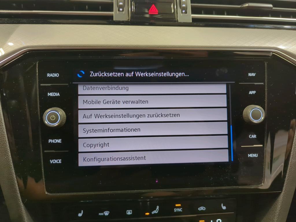 Volkswagen Passat Variant 2.0 TDI Business NAVI LED SHZ PDC AHK 10