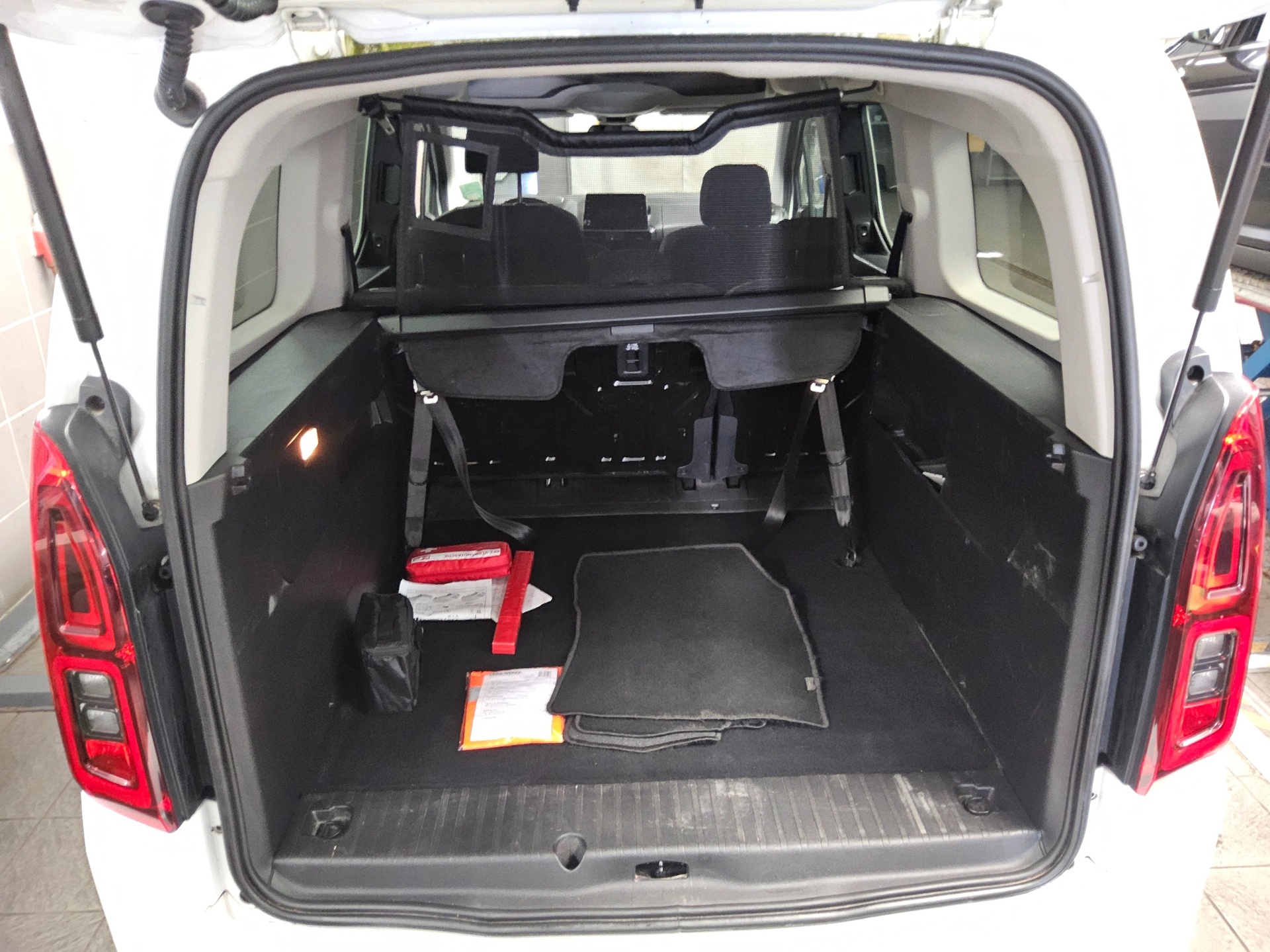 Opel Combo Life 1.5 D Edition AHK PDC SHZ DAB 11