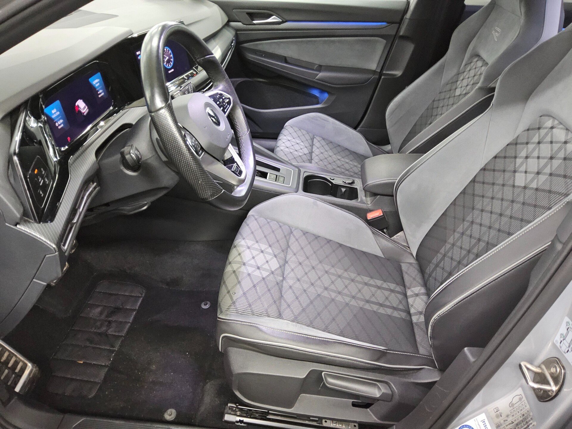 Volkswagen Golf-8 Var. 2.0 TDI R-Line Navi DC LED StHzg AHK 9
