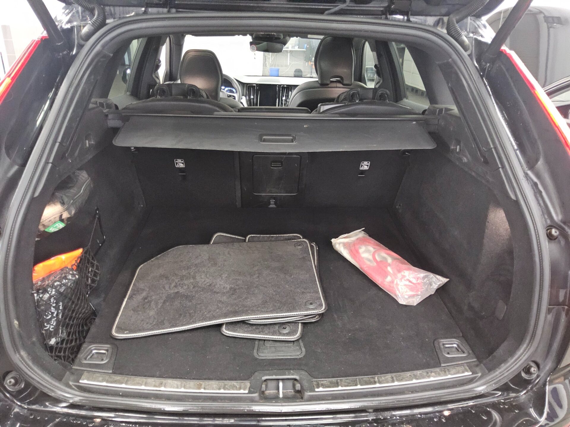 Volvo XC60 D4 R-Design T-Leder Navi LED Pano HuD H-K 12