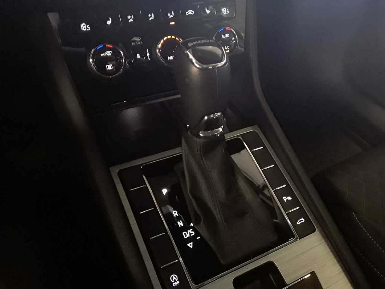 Skoda Superb Kombi 2.0 TDI Ambition NAVI LED PDC ACC 8