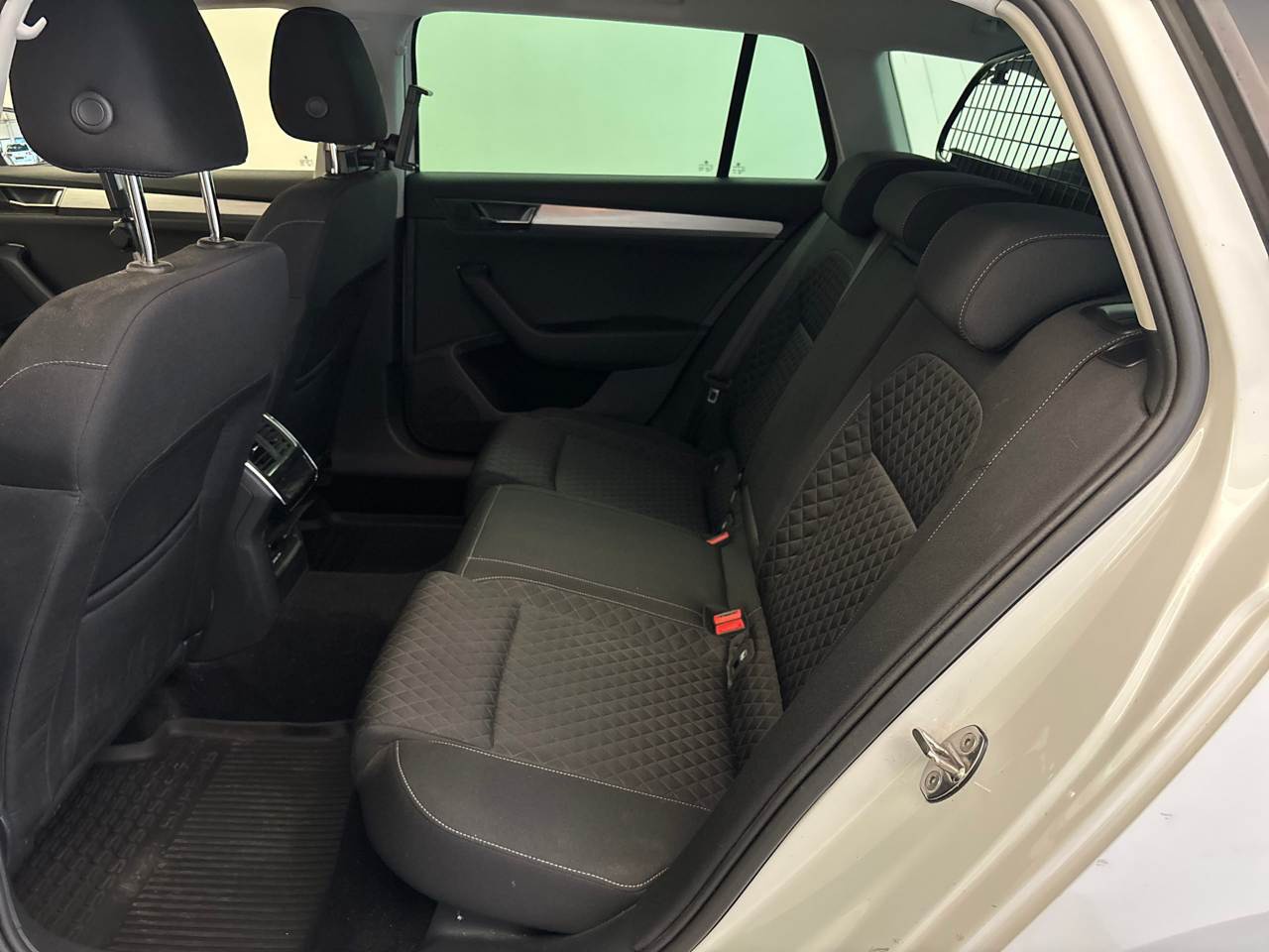 Skoda Superb Kombi 2.0 TDI Ambition NAVI LED PDC ACC 7