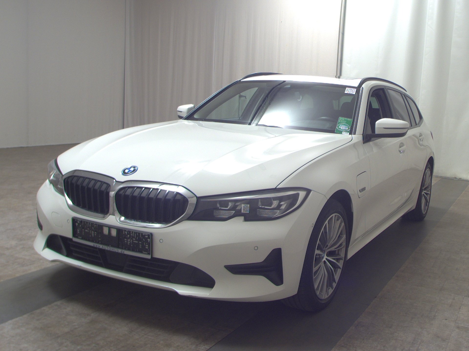 BMW 320e Touring Advantage Navi LED LC Pro Pano 2