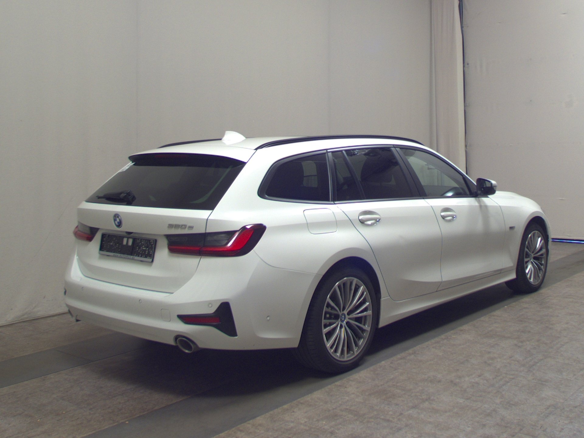 BMW 320e Touring Advantage Navi LED LC Pro Pano 4