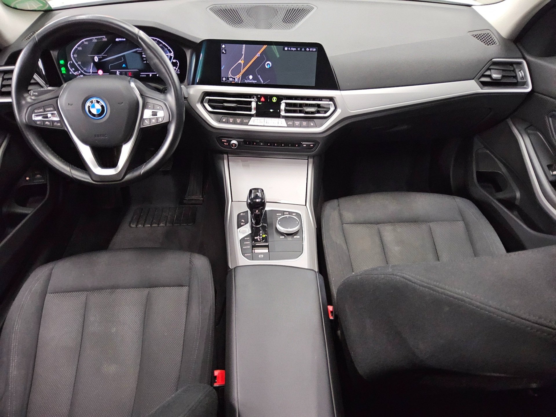 BMW 320e Touring Advantage Navi LED LC Pro Pano 5