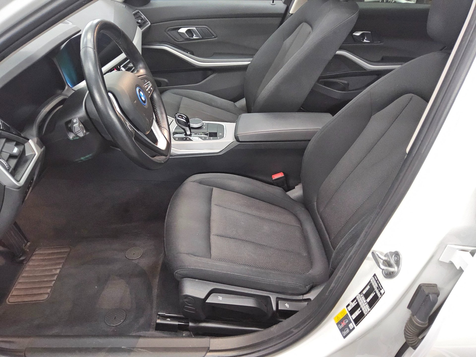 BMW 320e Touring Advantage Navi LED LC Pro Pano 9