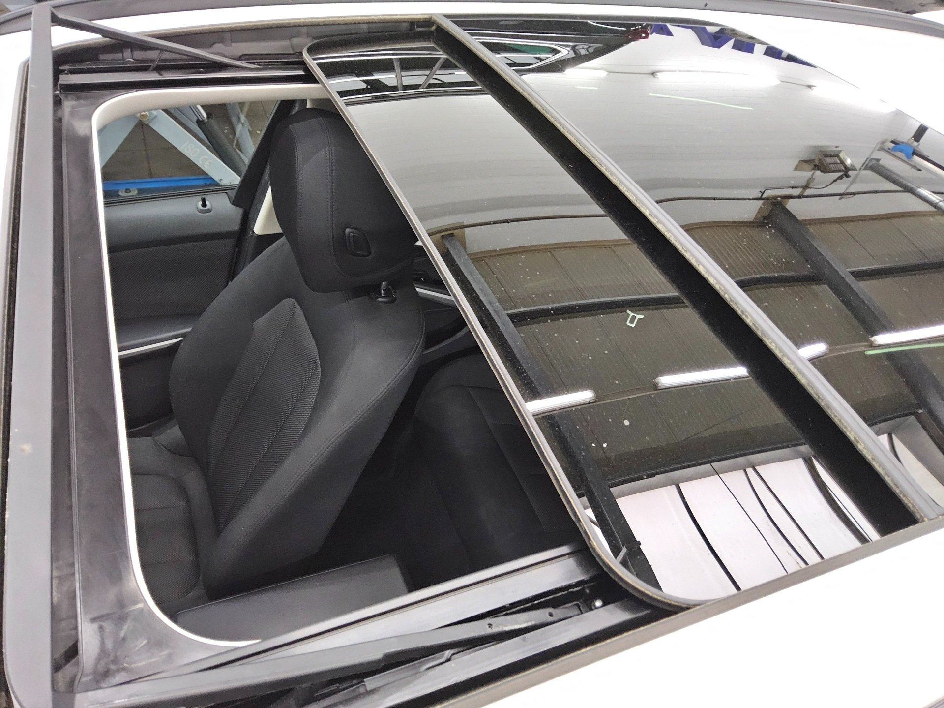BMW 320e Touring Advantage Navi LED LC Pro Pano 11