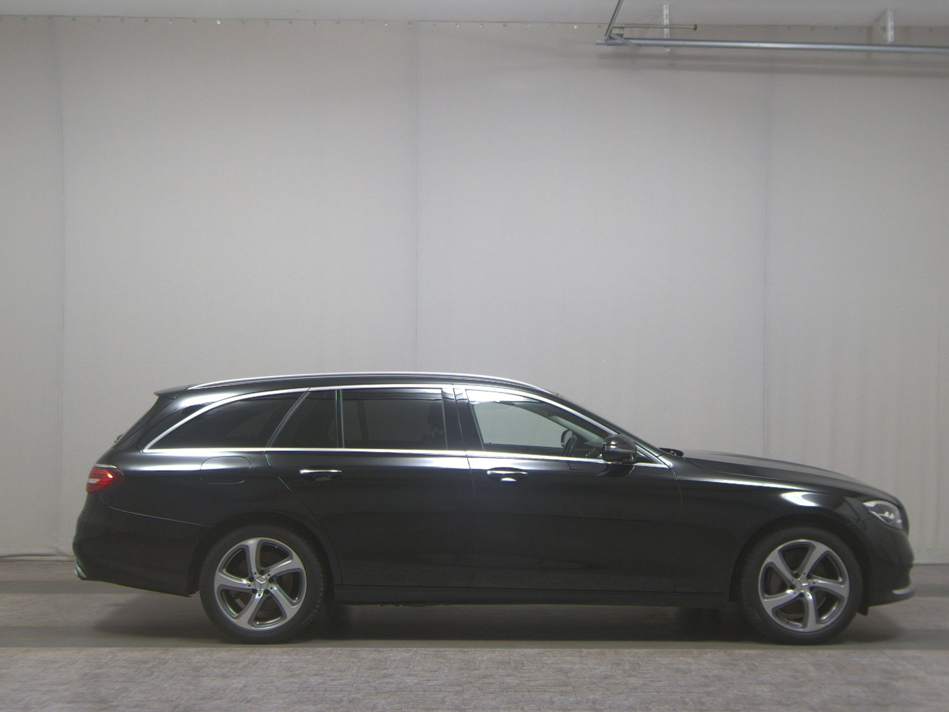 Mercedes-Benz E 300 T e Avantgarde Navi LED RfK 360° AHK Dist+