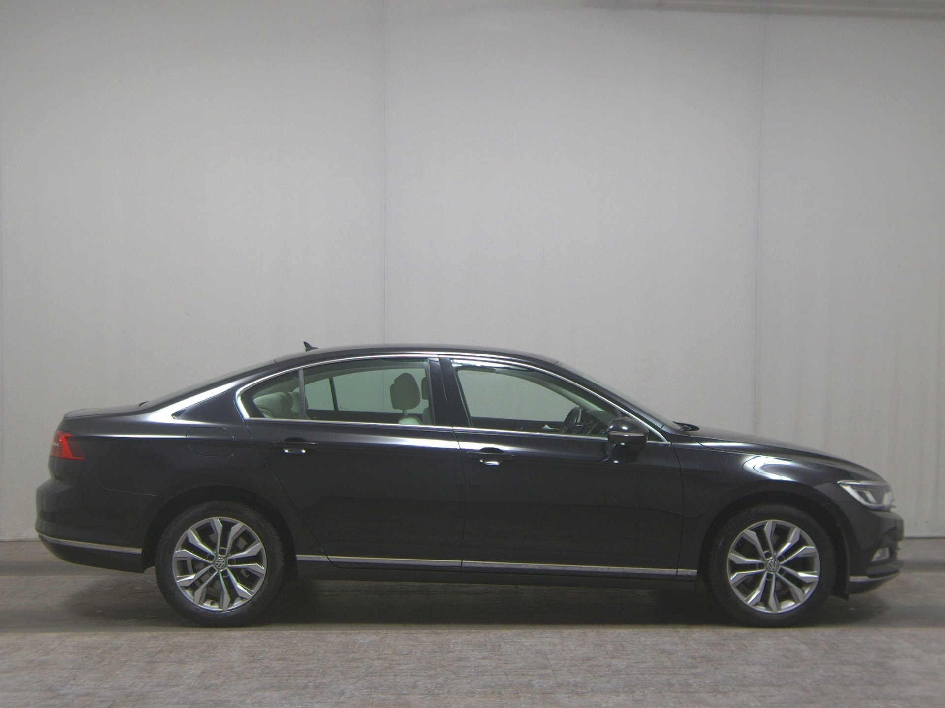 Volkswagen Passat 2.0 TDI Highline Navi LED AID ACC PDC Shz