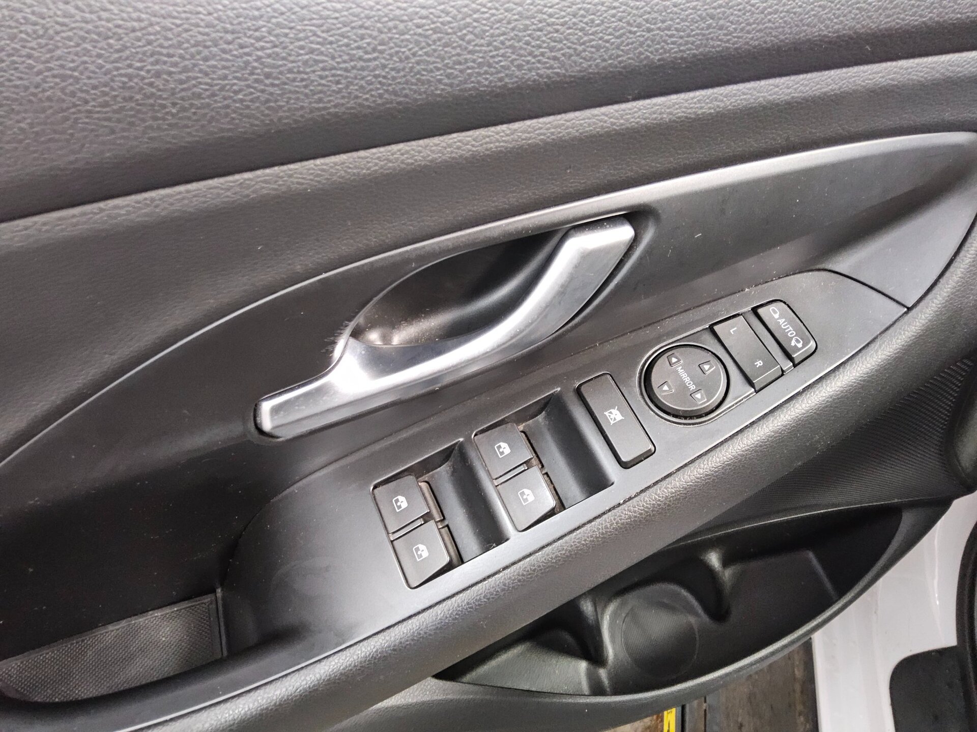Hyundai i30 1.6 CRDI Trend Navi LED RfK PDC BT Tempomat 9