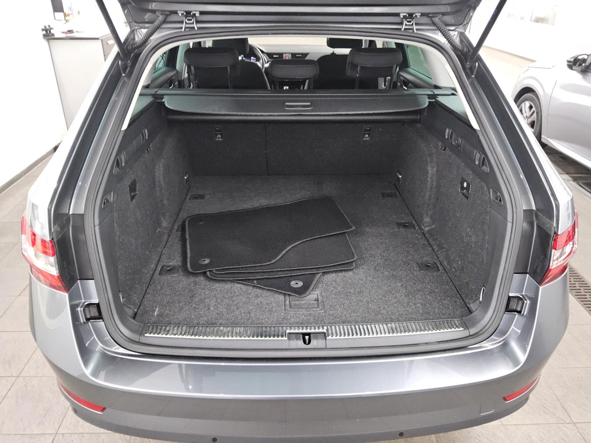 Skoda Superb Kombi 2.0 TDI Ambition Navi LED Virtual PDC SHZ 12