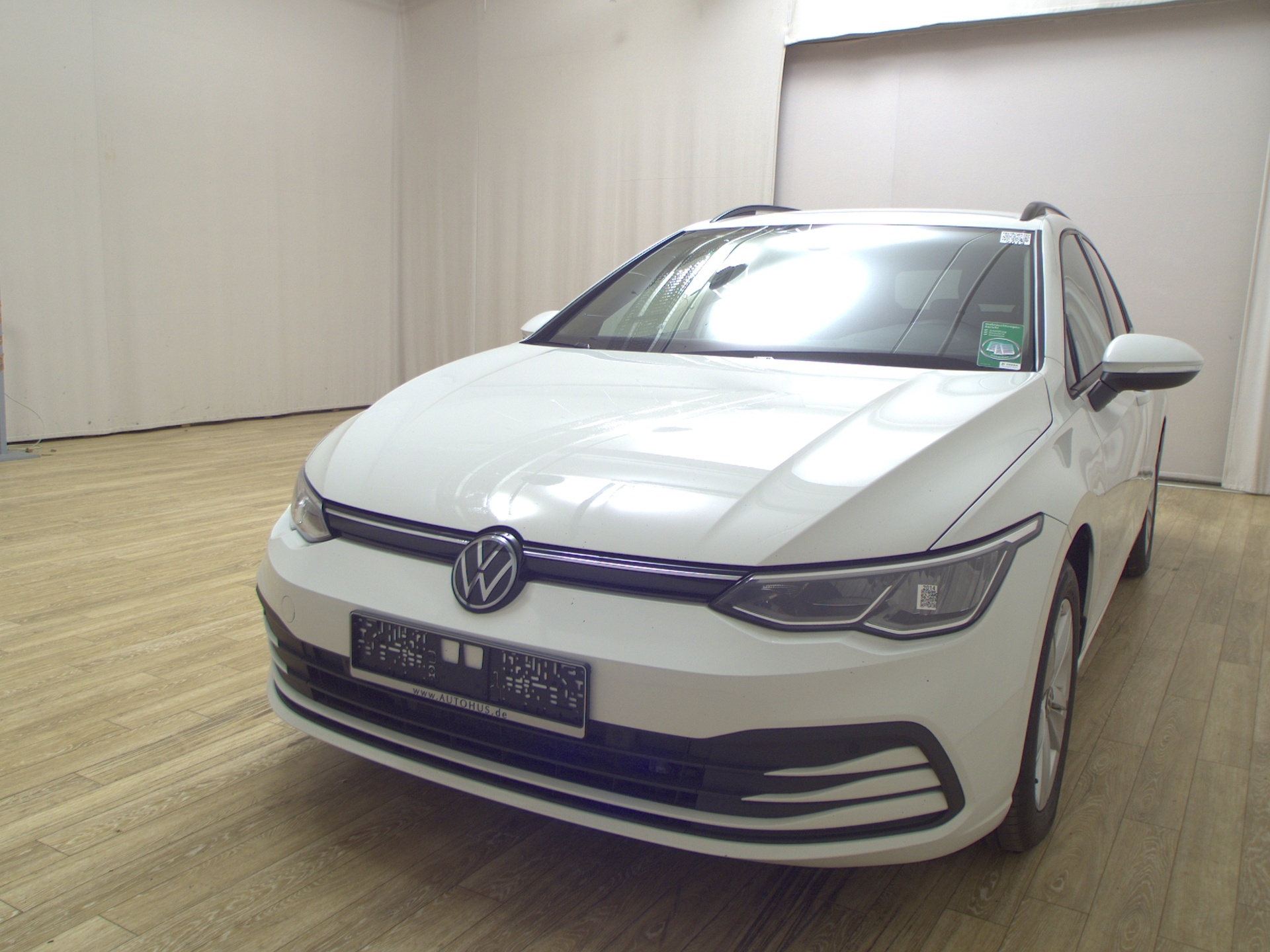 Volkswagen Golf-8 Var. 2.0 TDI Life LED DC RfK Shz Memory 2