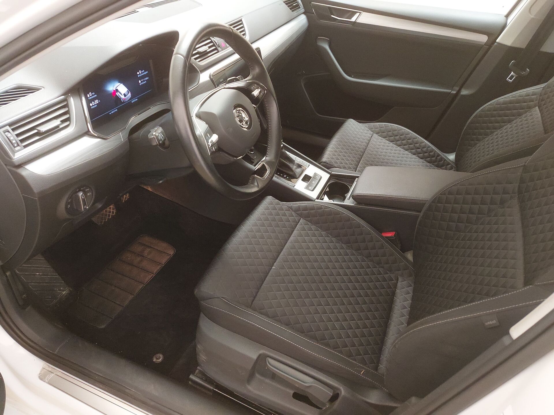 Skoda 2.0 TDI 2.0 TDI Ambition NAVI LED DC Sound 12