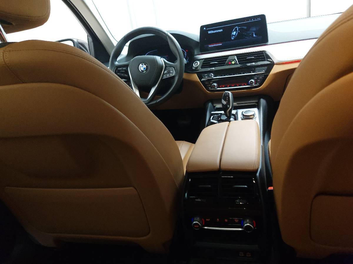 BMW 520d Touring LEDER LED SHZ HUD PDC 16