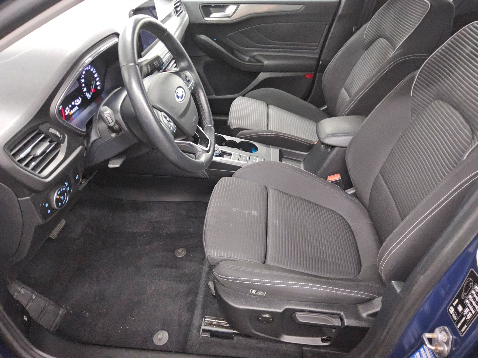 Ford Focus Turnier 1.5 EB Titanium Navi LED RFK ACC 8