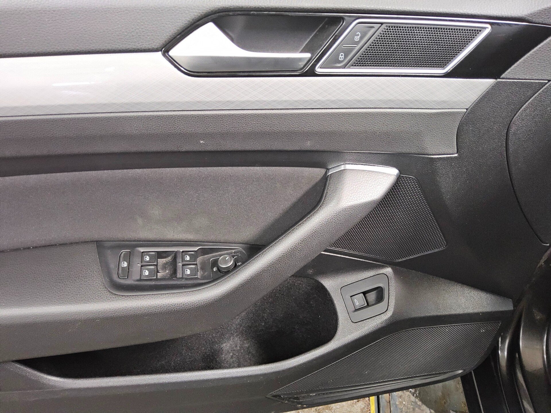 Volkswagen Passat Var. 2.0 TDI Business Navi LED AID 10