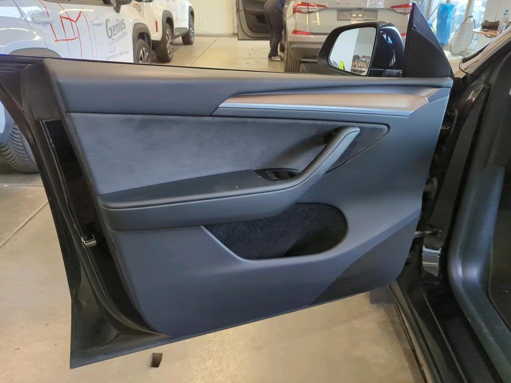 Tesla Model Y Performance Dual AWD NAVI LED PANO SHZ 9