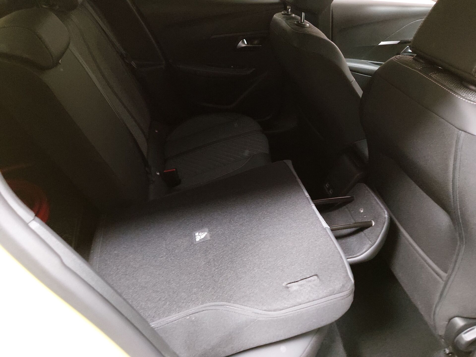 Peugeot 208 e-Style T-Leder Navi LED PDC 14