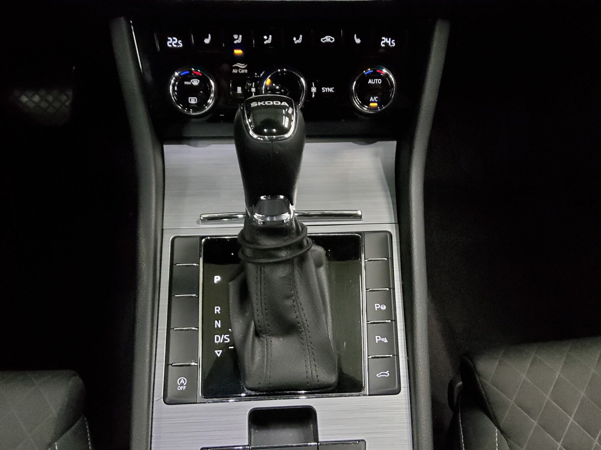 Skoda Superb Kombi 2.0 TDI Ambition Navi LED vc StHzg 6
