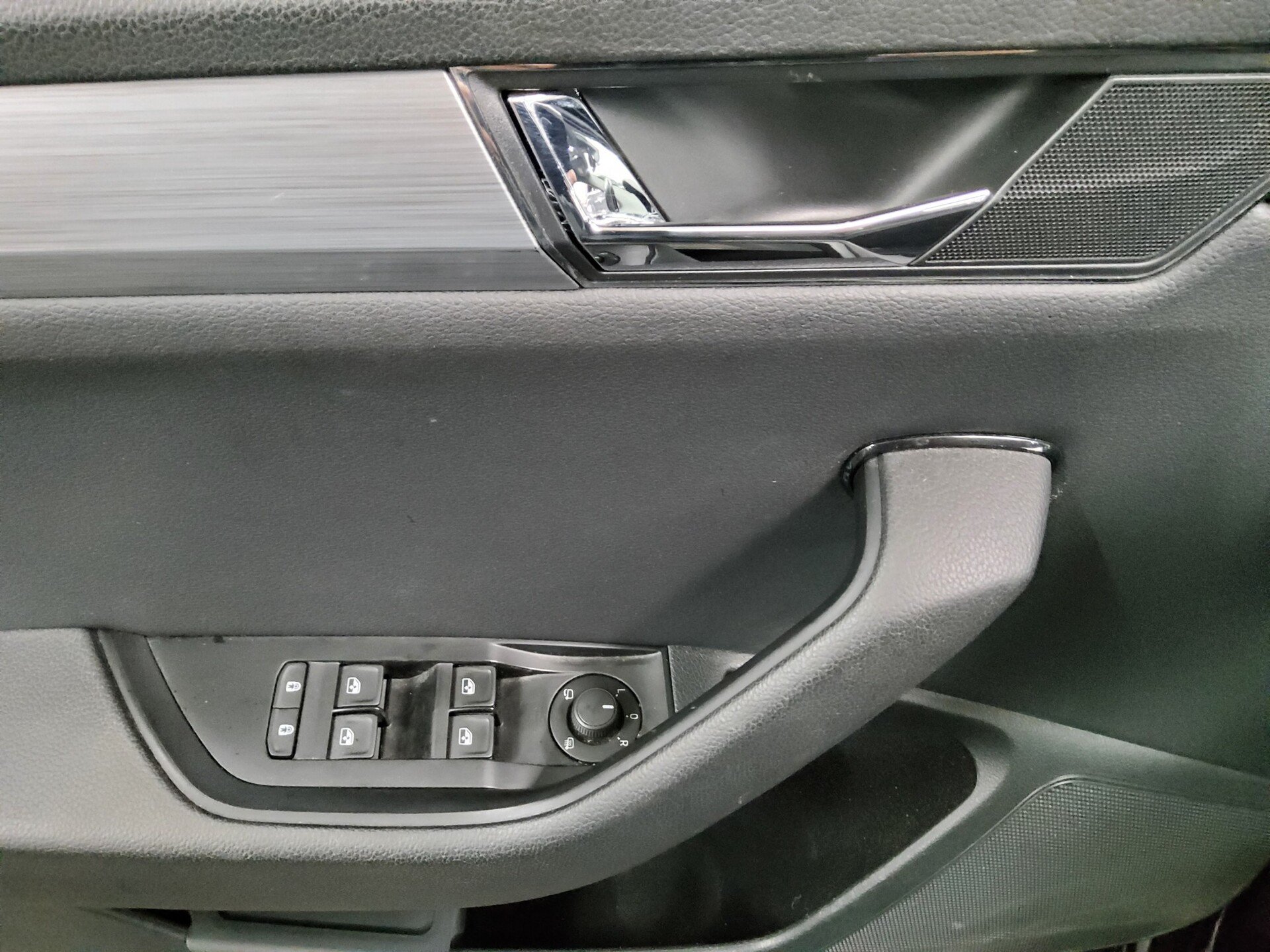 Skoda Superb Kombi 2.0 TDI Ambition Navi LED vc StHzg 10