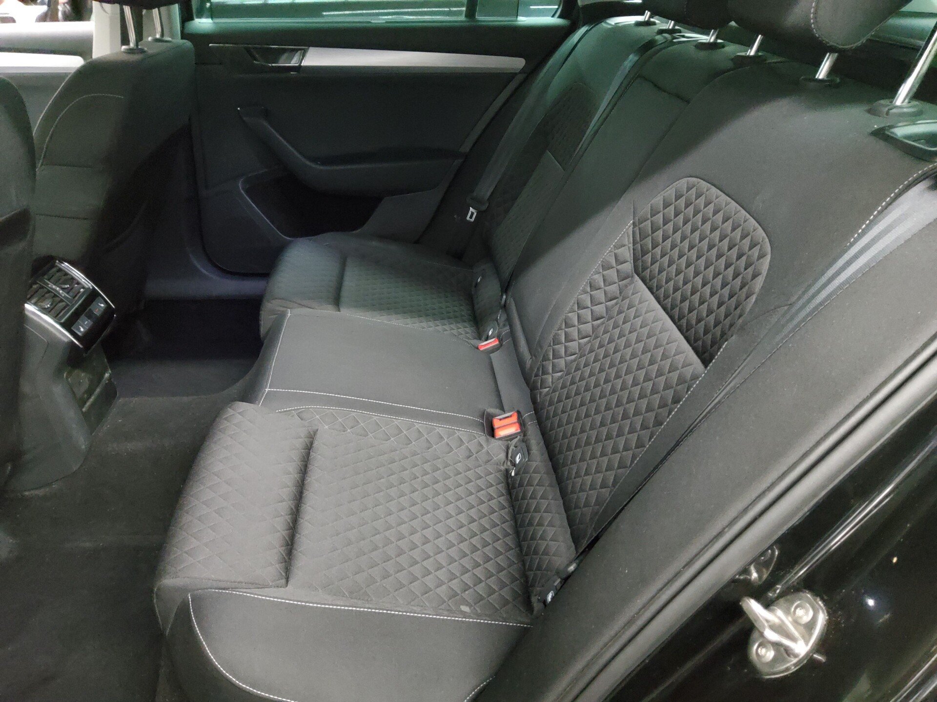Skoda Superb Kombi 2.0 TDI Ambition Navi LED vc StHzg 12