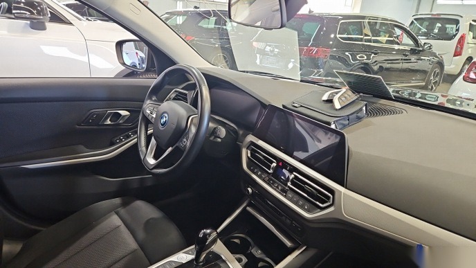 BMW 320e Touring Navi LED Shz PDC 7